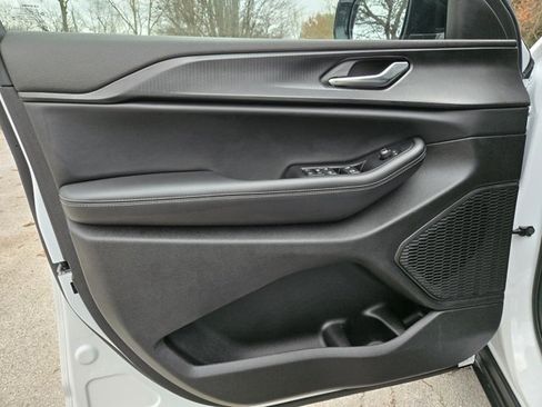 Used 2025 Jeep Grand Cherokee Altitude image 14