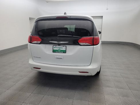 Used 2022 Chrysler Voyager LX FWD image 7