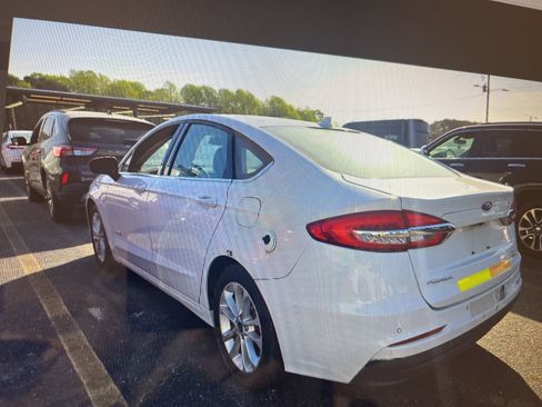 Used 2019 Ford Fusion SE image 4