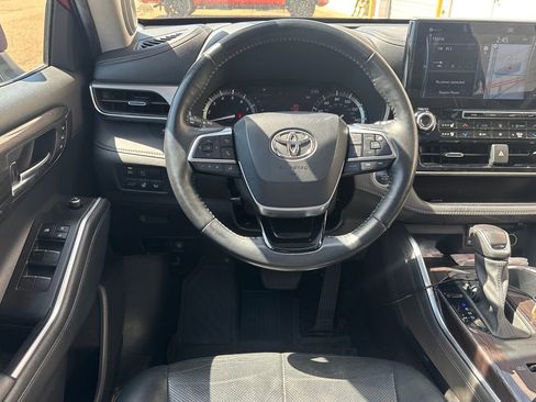 Used 2021 Toyota Highlander Platinum image 2