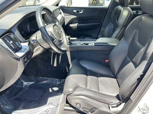 Used 2019 Volvo XC60 T5 Momentum w/ Multimedia Package AWD/4WD image 10