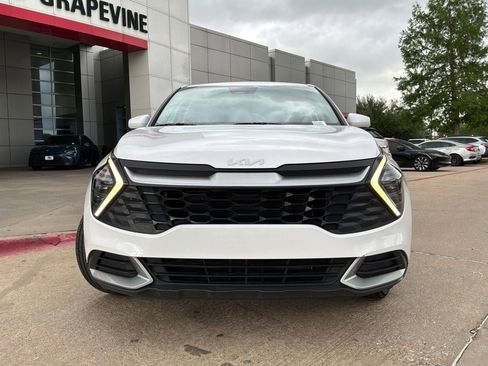 Used 2025 Kia Sportage LX image 3