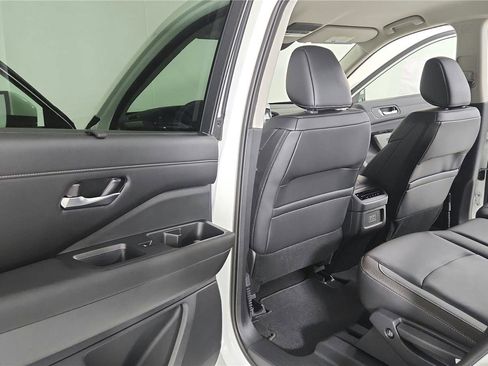 Used 2024 Nissan Pathfinder SL image 17