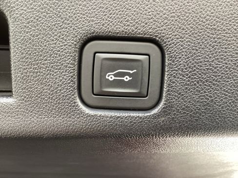 Used 2025 Chevrolet Traverse LT FWD image 17