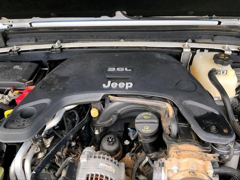 Used 2018 Jeep Wrangler Unlimited Sahara AWD/4WD image 32