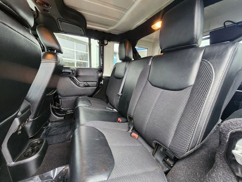 Used 2017 Jeep Wrangler Unlimited Sahara AWD/4WD image 46