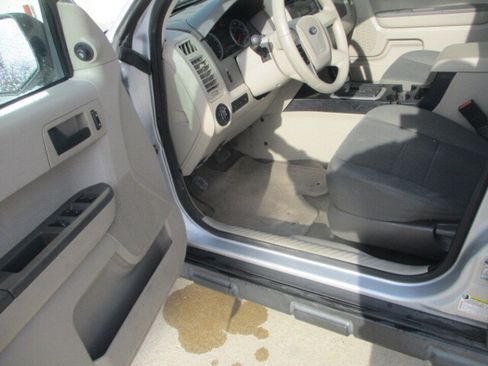 Used 2011 Ford Escape XLS w/ 101A Rapid Spec Order Code image 9