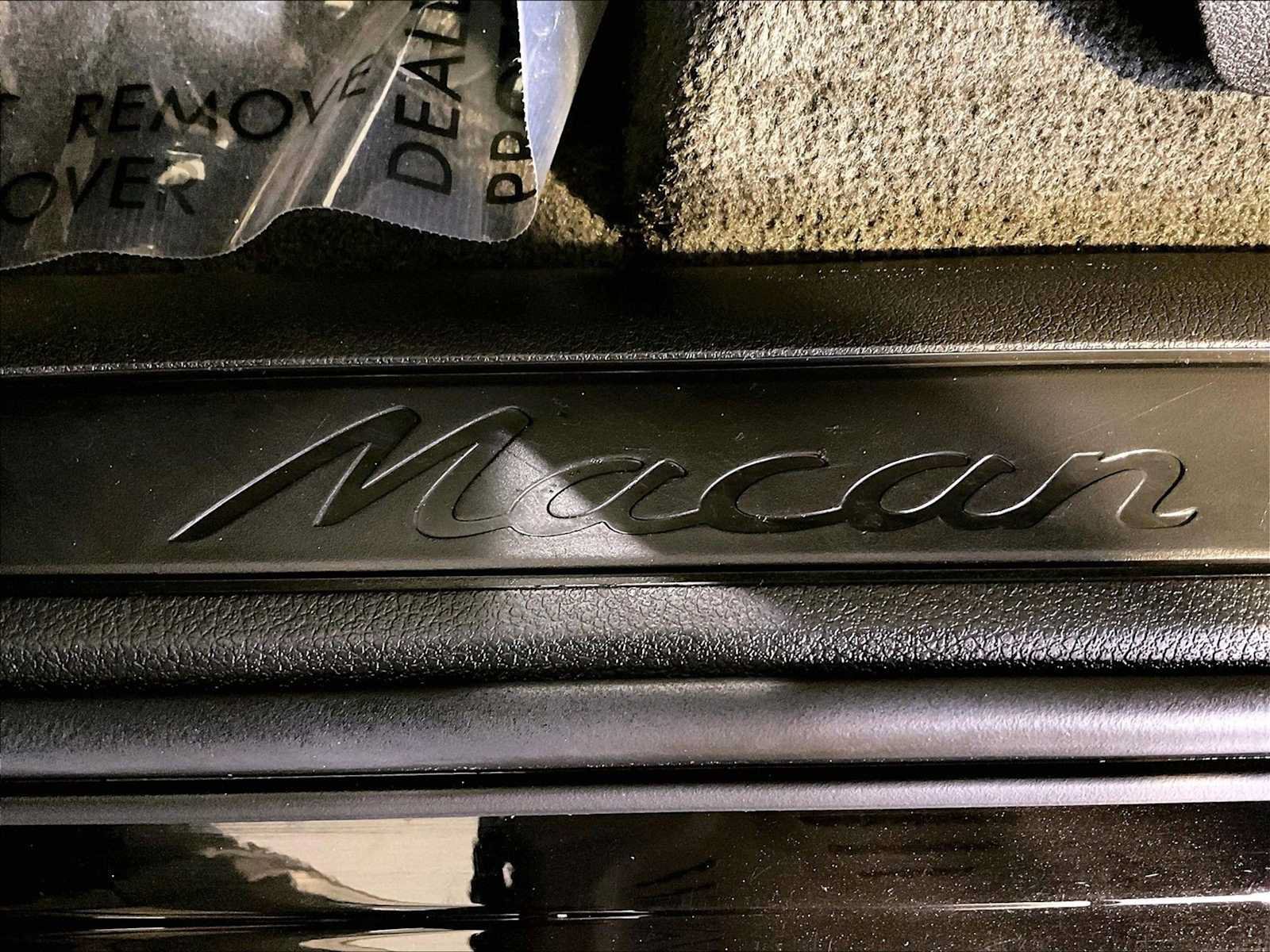 Certified 2022 Porsche Macan AWD/4WD image 19