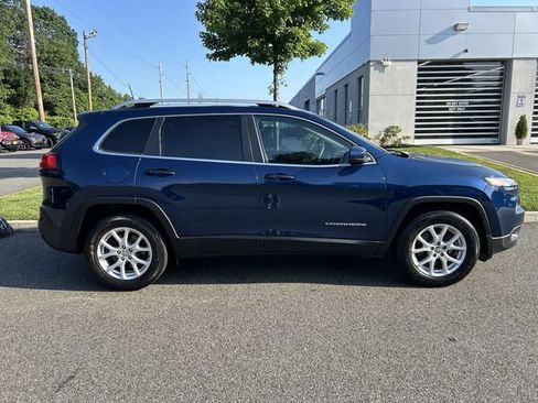 Used 2018 Jeep Cherokee Latitude Plus w/ Cold Weather Group AWD/4WD image 9