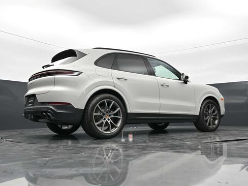 Certified 2025 Porsche Cayenne AWD/4WD image 40