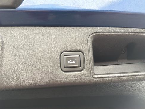 Used 2023 GMC Terrain SLE w/ Driver Convenience Package image 27