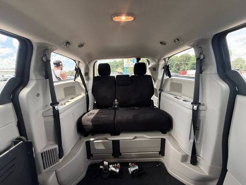 Used 2013 Dodge Grand Caravan SXT FWD image 20
