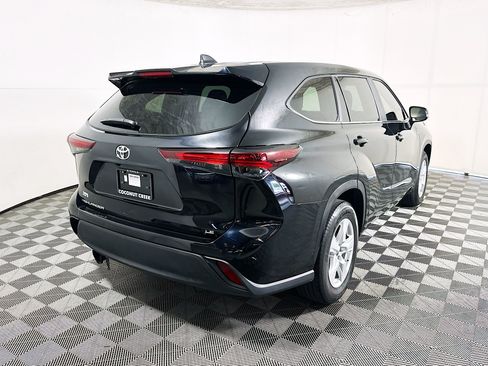Used 2024 Toyota Highlander LE FWD image 3