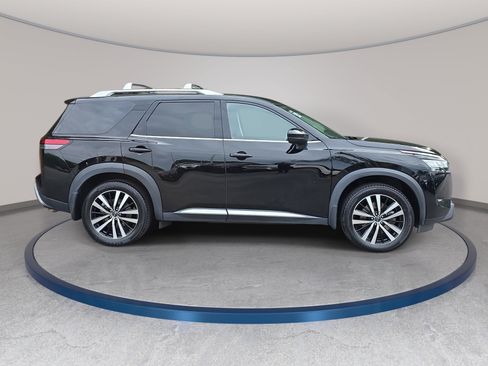 Used 2024 Nissan Pathfinder Platinum w/ Cargo Package AWD/4WD image 4