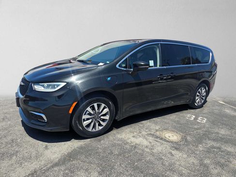 Used 2023 Chrysler Pacifica Touring-L FWD image 7