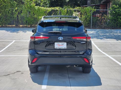 Used 2023 Toyota Highlander Bronze Edition FWD image 8