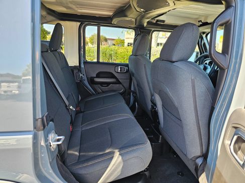 Used 2025 Jeep Wrangler Unlimited Sahara AWD/4WD image 33