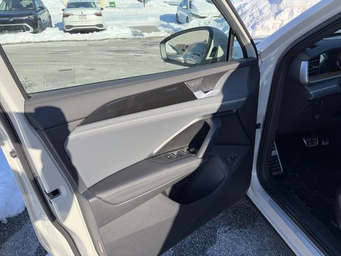 Used 2026 Volkswagen Tiguan SEL R-Line image 8