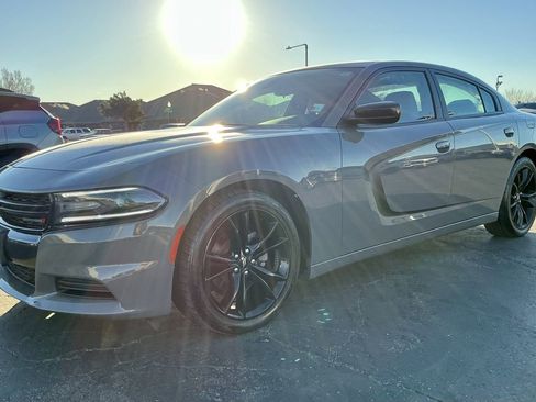 Used 2017 Dodge Charger SE w/ Power Sunroof Group image 7