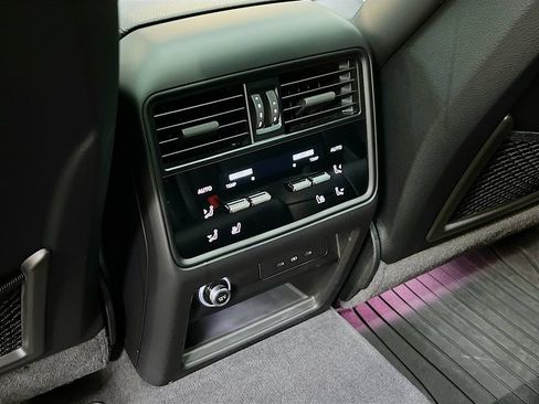 Certified 2025 Porsche Cayenne E-Hybrid Coupe AWD/4WD image 27