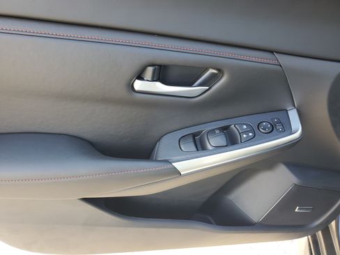 Used 2025 Nissan Sentra SR w/ SR Premium Package FWD image 21