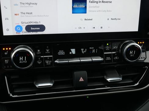 Used 2024 Toyota Highlander Limited image 27