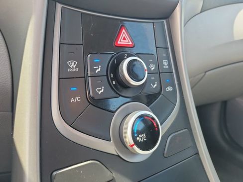 Used 2015 Hyundai Elantra SE w/ Option Group 02 FWD image 17