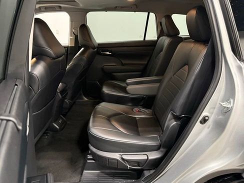 Used 2023 Toyota Highlander XLE image 35