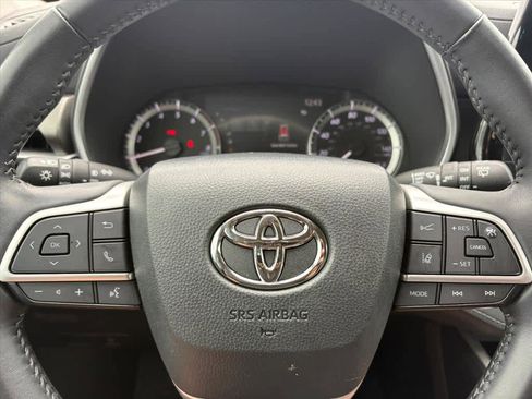 Used 2023 Toyota Highlander XLE FWD image 17