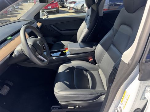 Used 2020 Tesla Model Y Long Range image 9