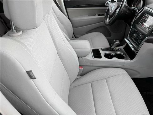 Used 2018 Jeep Grand Cherokee Laredo AWD/4WD image 19