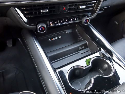 Used 2025 Chevrolet Suburban Premier image 27