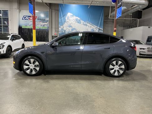 Used 2022 Tesla Model Y Long Range image 2