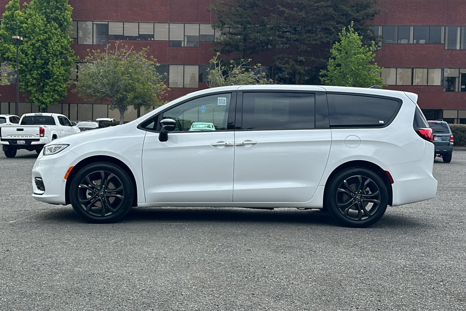 New 2026 Chrysler Pacifica Select FWD image 6