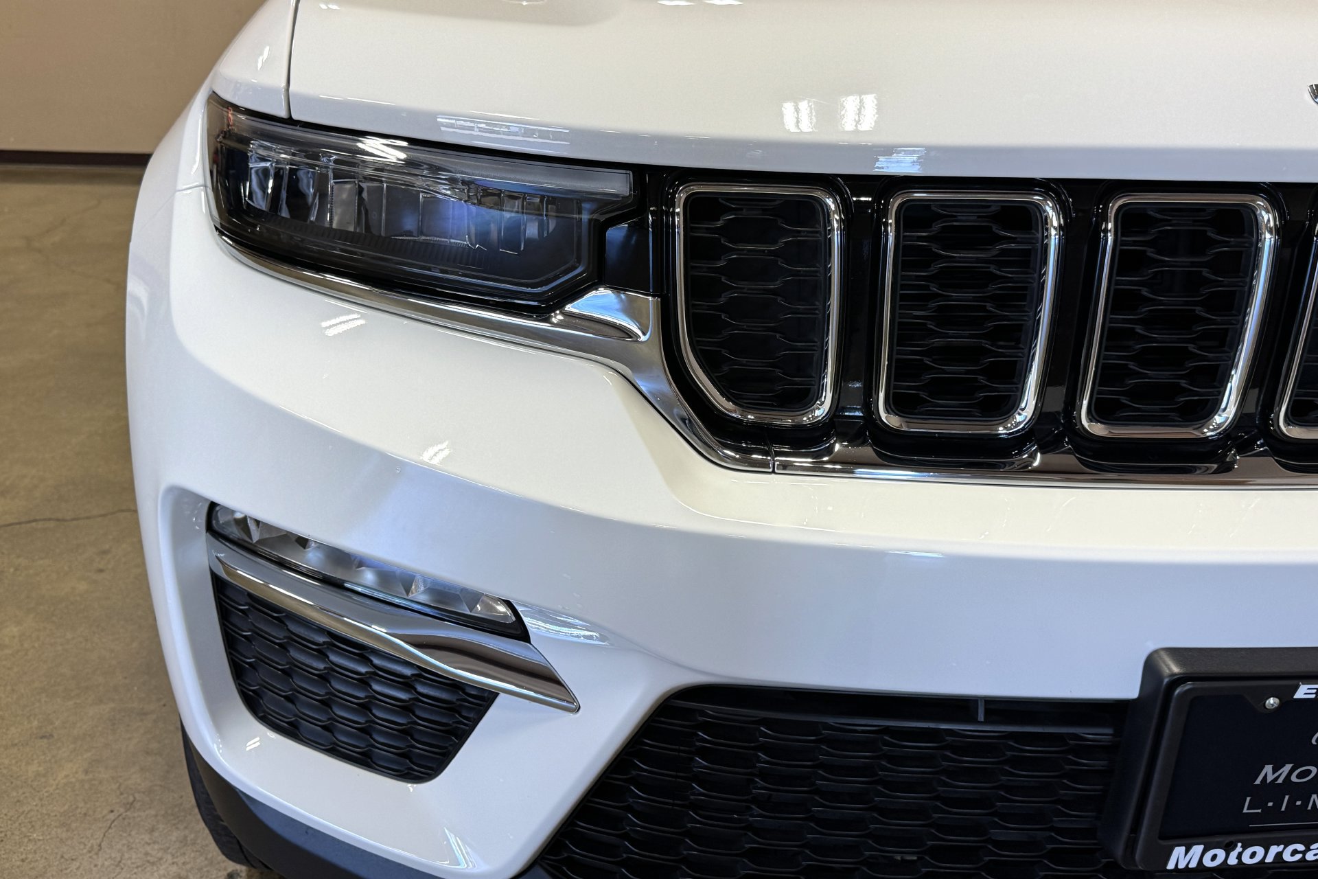Used 2023 Jeep Grand Cherokee Limited AWD/4WD image 16
