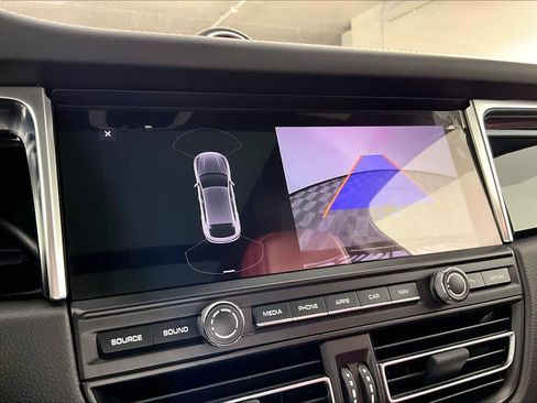 Used 2020 Porsche Macan image 25