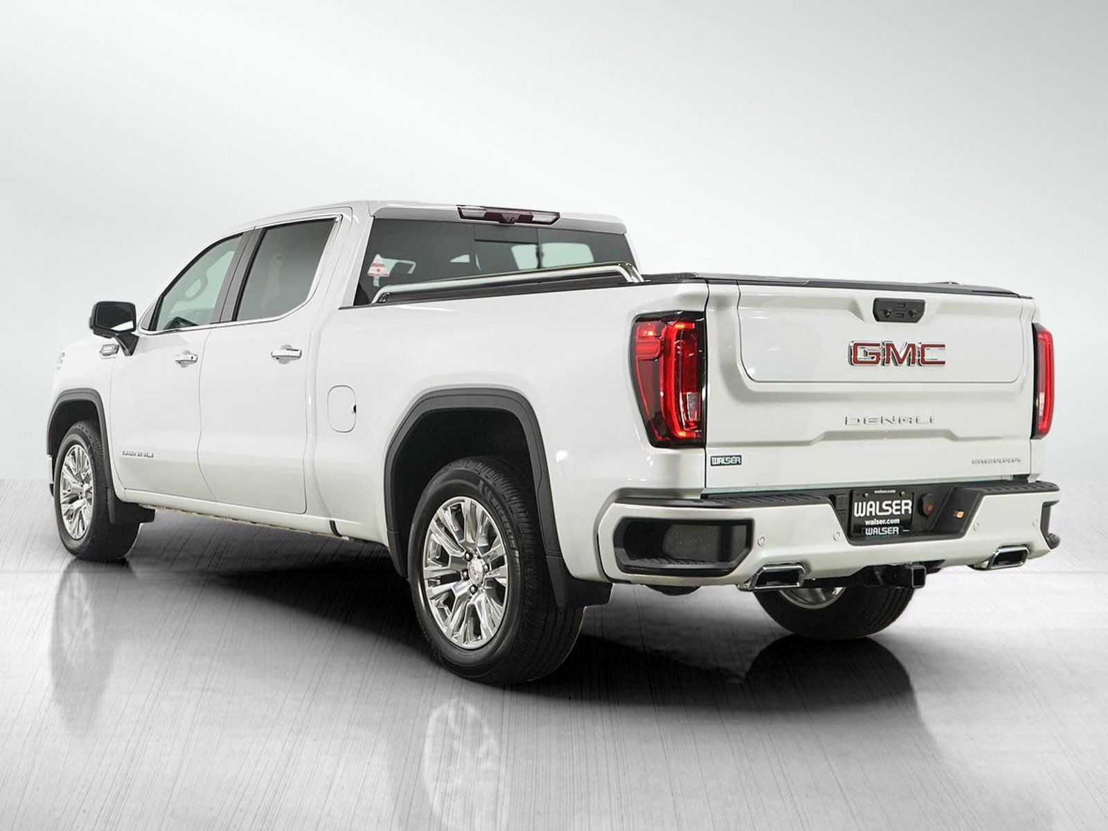 Used 2023 GMC Sierra 1500 Denali w/ Technology Package AWD/4WD image 3