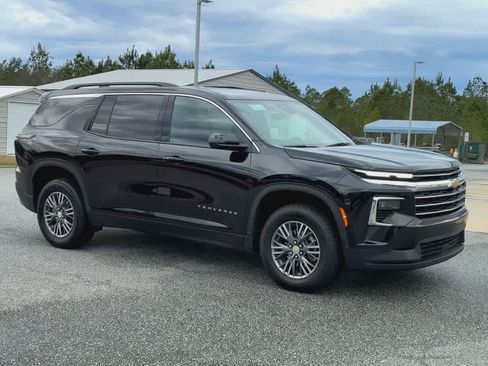Used 2025 Chevrolet Traverse LT FWD image 2