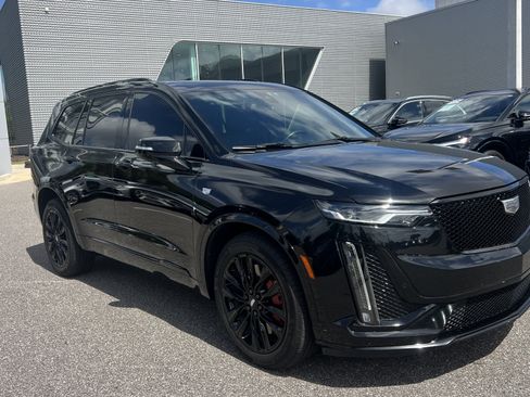 Used 2022 Cadillac XT6 Sport w/ LPO, ONYX Package image 4