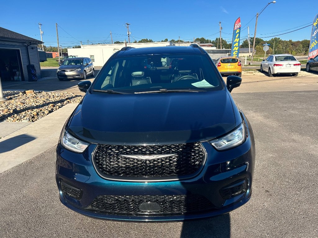 Used 2023 Chrysler Pacifica Limited w/ S Appearance Package AWD/4WD image 2
