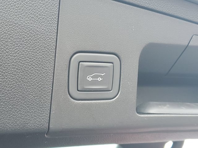 Certified 2023 Cadillac XT4 Premium Luxury w/ Cold Weather Package AWD/4WD image 9
