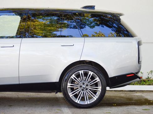 Used 2023 Land Rover Range Rover Autobiography image 9