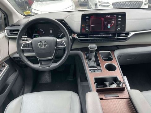 Used 2025 Toyota Sienna XLE FWD image 15