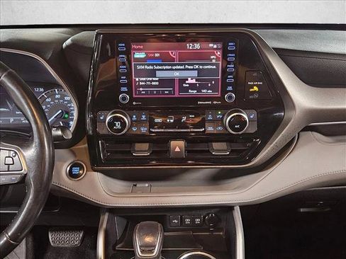 Used 2021 Toyota Highlander XLE image 14