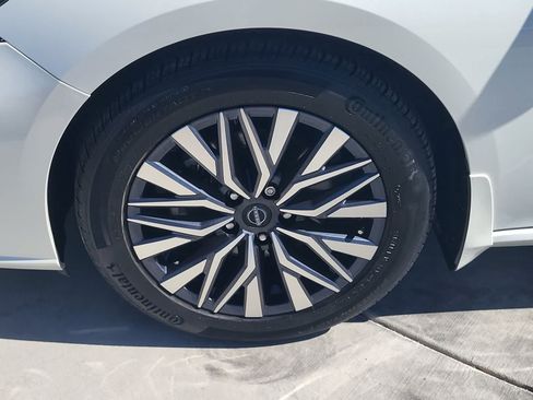 Used 2023 Nissan Altima 2.5 SV FWD image 9