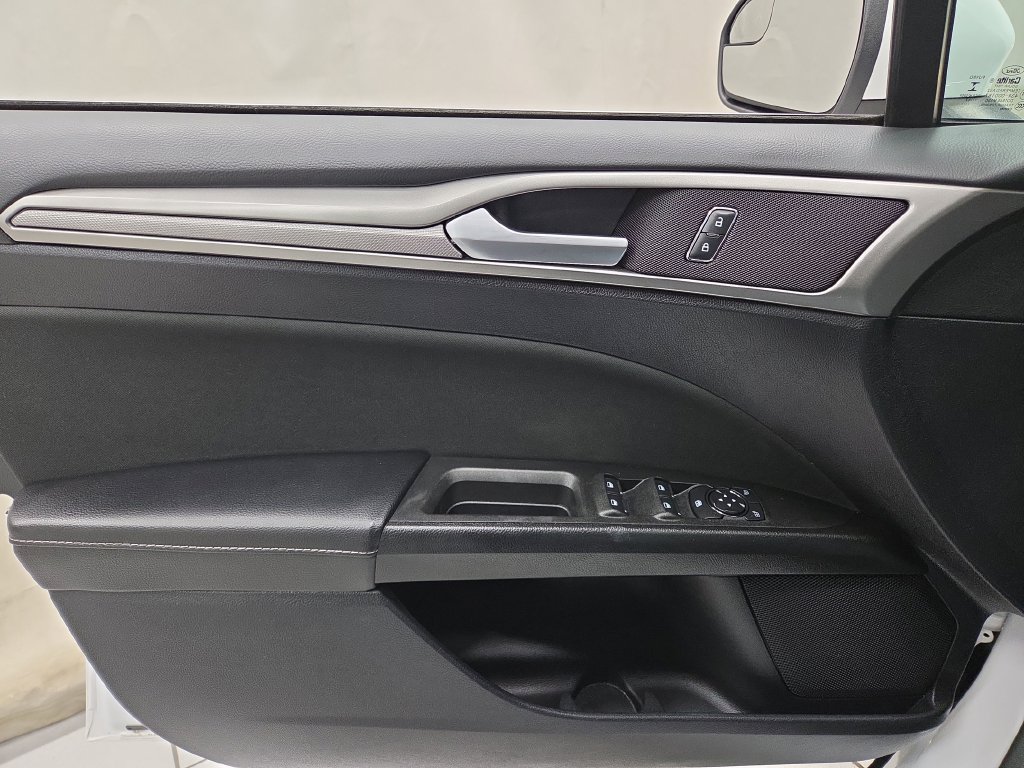 Used 2018 Ford Fusion SE FWD image 18