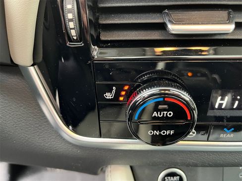 Used 2023 Nissan Rogue SL w/ SL Premium Package image 25