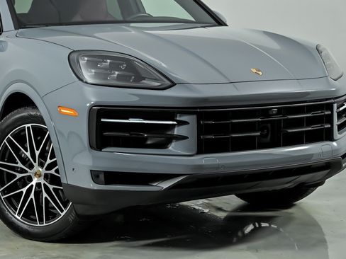 Used 2025 Porsche Cayenne AWD/4WD image 2
