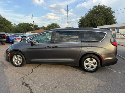 Used 2017 Chrysler Pacifica Touring-L Plus FWD image 8