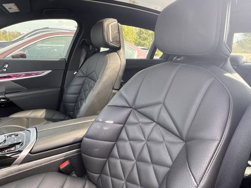 Used 2025 BMW 740i xDrive w/ Premium Package image 16